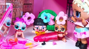 НАШЛИ КОСМЕТИЧКУ ВОСПИТАТЕЛЯ😱🤣🤣 В детском садике кукол ЛОЛ сюрприз! Мультики Даринелка