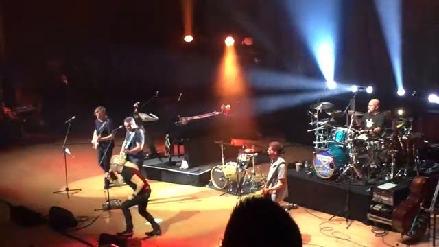 Twisted Sister's Dee Snider performs We're Not Gonna Take It with Barenaked Ladies смотреть онлайн