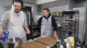 Парни пробуют КОНДИТЕРСКУЮ