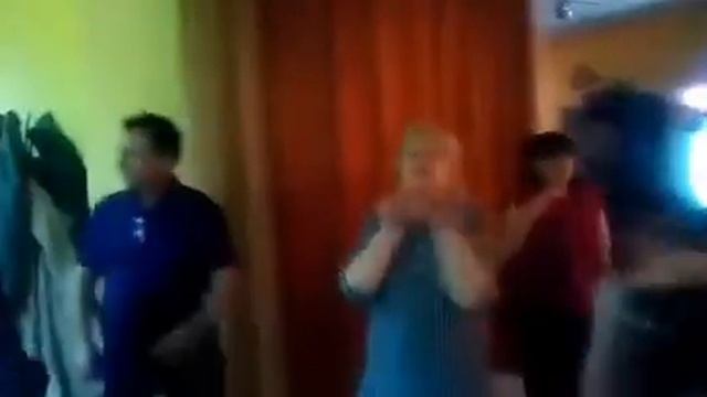 Одноклассники 10 "б" встречают Юру Мокина из братской Украины. смотреть онлайн