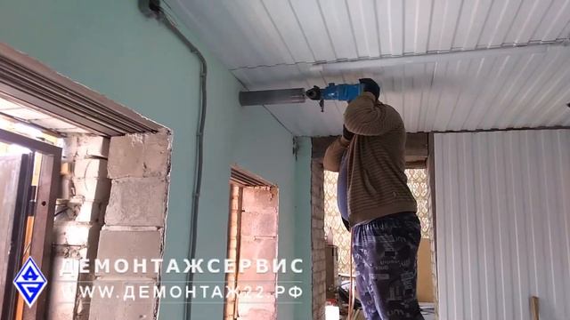 Алмазное бурение отверстия в кирпичной стене ручной бурилкой.