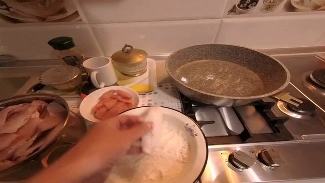 КАК БЫСТРО ПОЧИСТИТЬ ГОРУ ОКУНЯ / ЖАРЕНЫЙ ОКУНЬ С ХРУСТЯЩЕЙ КОРОЧКОЙ смотреть онлайн