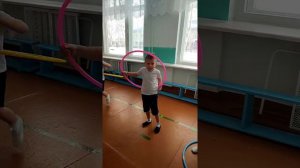 Учимся крутить обруч на талии в старшей группе