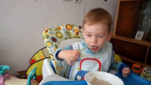 Мамин дом. Ребенок в 1,5 годика ест сам. Как научить ребенка кушать. смотреть онлайн
