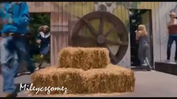 Miley Cyrus - Party in USA Music Video