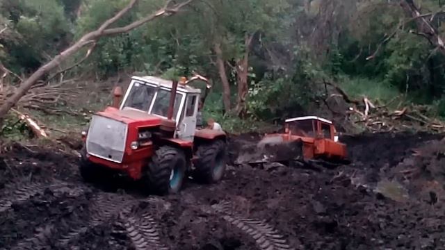Т-150К вытаскивает из грязи ДТ-75 смотреть онлайн