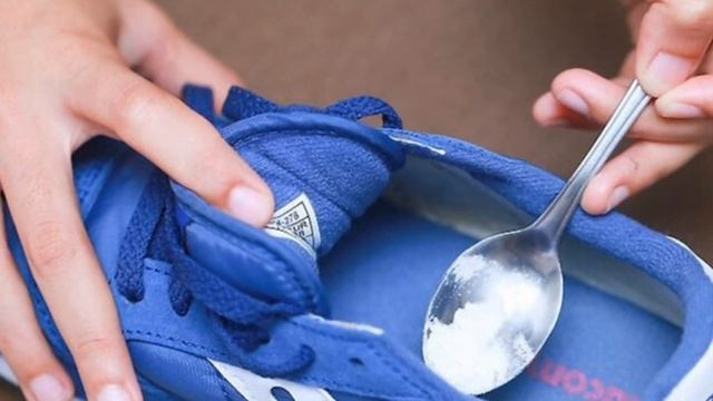 Как избавить обувь от неприятного запаха. Лайфхак. смотреть онлайн