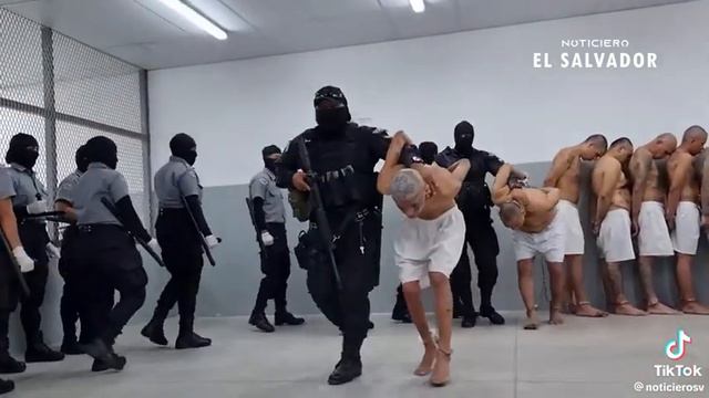 Самая строгая и страшная тюрьма в мире. Tik Tok. 2023 г.📍 Республика Эль-Сальвадор. смотреть онлайн