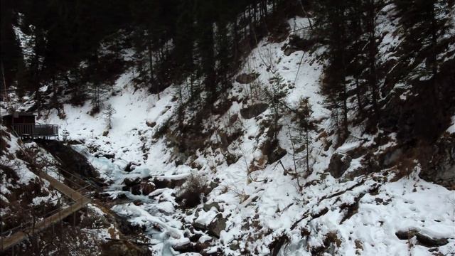 Дорога к радоновому источнику (ущелье Алма-Арасан) часть 2 (По воде=) смотреть онлайн