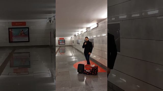 Николай Рябуха. Музыка в метро. 29.10.2018. "Ах, какая женщина! " смотреть онлайн