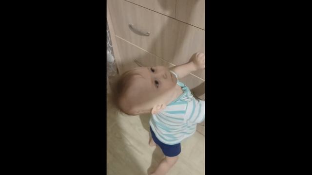 Не заехать бы по голове /child opens chest of drawers смотреть онлайн