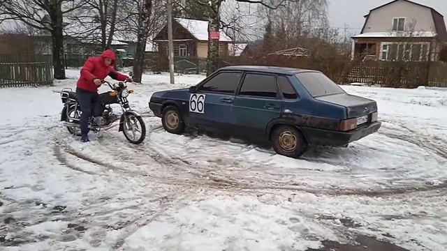Дрифт у магазина машина и мопед смотреть онлайн