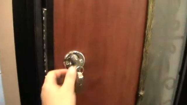 Входная дверь с окном и ковкой www.dveri-zamki61.ru смотреть онлайн