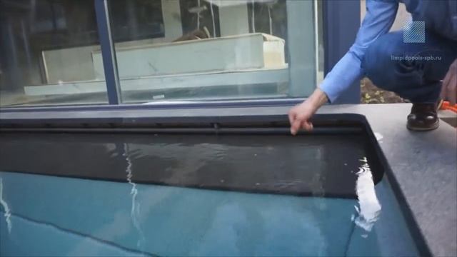 Скрытая установка подводной роллеты Beach Line в бассейне Compass Pools смотреть онлайн