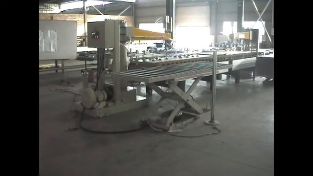 Консольный вакуумный перекладчик KRC801 и приводной транспортер с центровкой заготовки смотреть онлайн