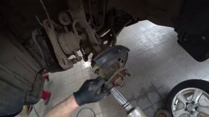 RAV-4. Замена передней шпильки колеса.