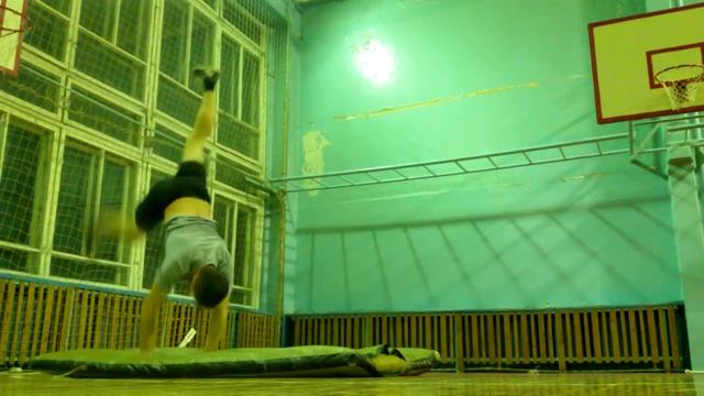 Выход в стойку на руках через кувырок. смотреть онлайн