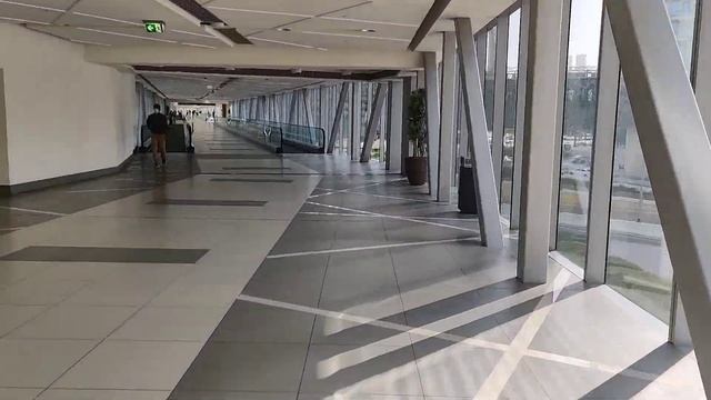 Переход от станции метро до ТЦ Dubai malll смотреть онлайн