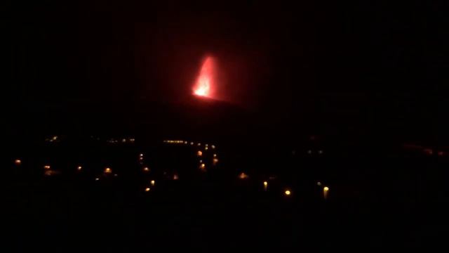 La Palma Volcano - Night 4 of Cumbre Vieja volcano eruption and lava flow. смотреть онлайн