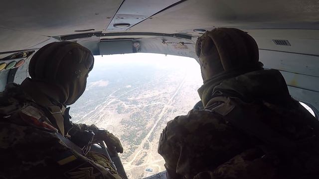 Совершение прыжка с парашютом с вертолета Ми-8 смотреть онлайн