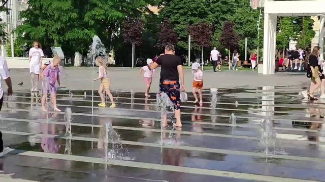 Пенза! Дети развлекаются у фонтана! смотреть онлайн