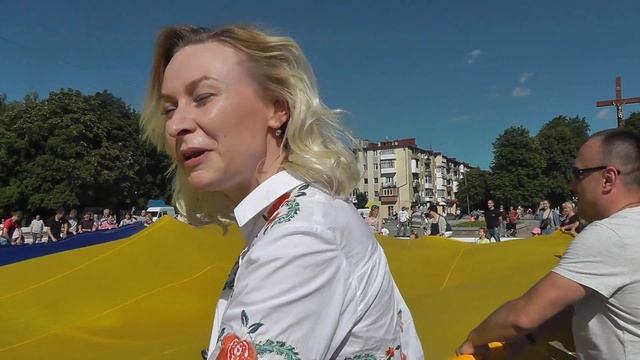 Розгортання найбільшого прапора України...Червоноград 22.06.17 інтерв'ю смотреть онлайн