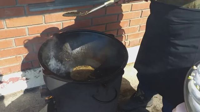 жареная картошка с макаронами в казане на костре. смотреть онлайн