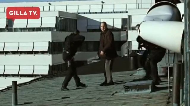 Gunvald Larssons övervåld - på väg att slänga ner brottsling från höghus смотреть онлайн
