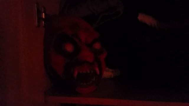 Regardez ! Il y a un monstre dans son placard ! смотреть онлайн