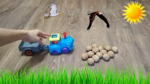 Синий Трактор Гоша везет на веселую ферму орешки для животных..mp4
