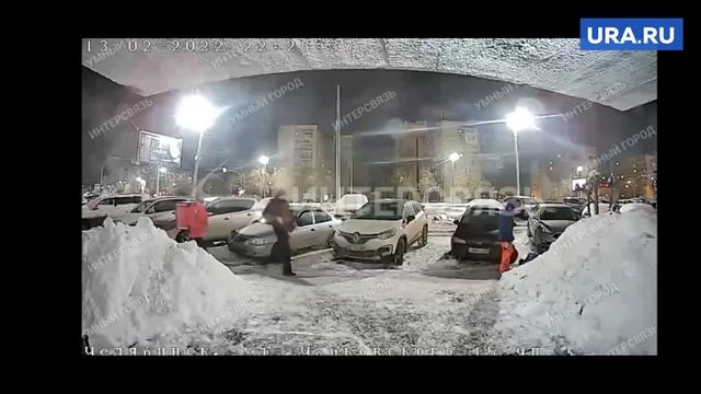 Челябинец брызнул в глаза курьеру из перцового баллончика смотреть онлайн
