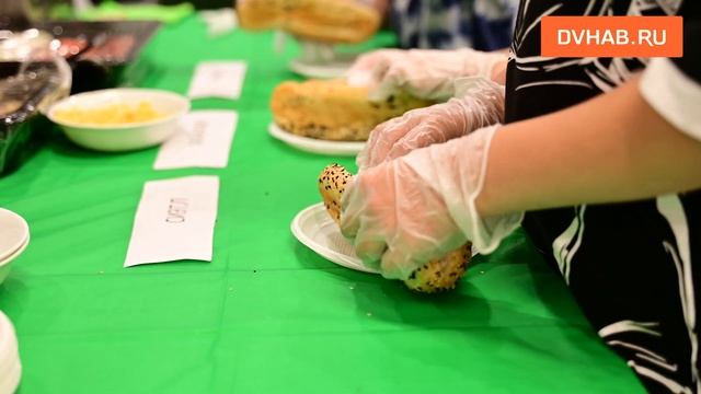 Майами vs Чикаго: хабаровчане экспериментировали на фестивале хот-догов смотреть онлайн