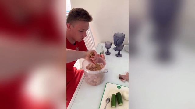 Защитник «Русских Витязей» Игорь Рыдченко приготовил хе из щуки смотреть онлайн