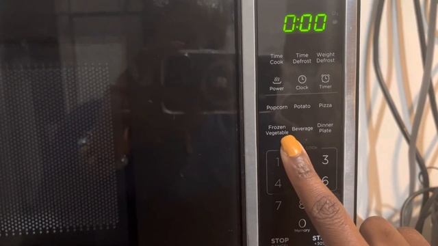 GREAT BUY: BLACK DECKER EM720CB7 Digital Microwave Oven with Turntable Push-Button Door смотреть онлайн