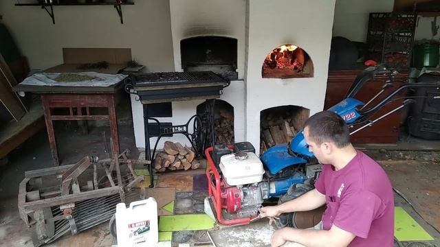 Замена масла в мотоблоке Changing the oil in the walk-behind tractor смотреть онлайн