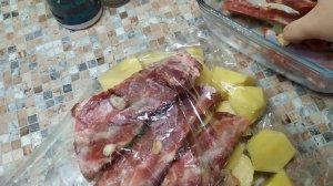 Свиные ребра с картофелем в рукаве, запеченные в духовке.