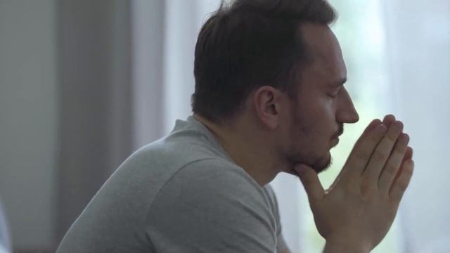 Девочка подошла к людям, кормившим голубей, и попросила хлебушка! Но то, что произошло дальше... смотреть онлайн