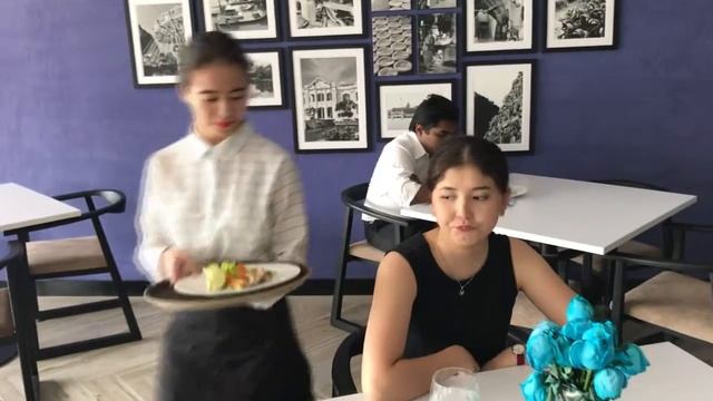 How Restaurant Staff are Supposed to Deal with a "Fussy Customer" смотреть онлайн