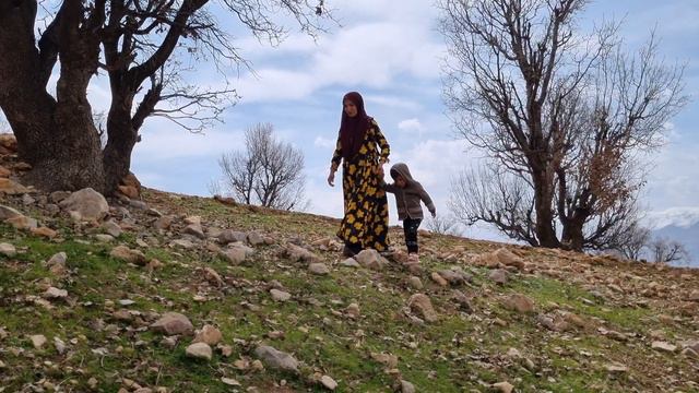 A Nomadic Woman Fights By Selling Herbs To Raise Money For The Release Of Her Imprisoned Husband