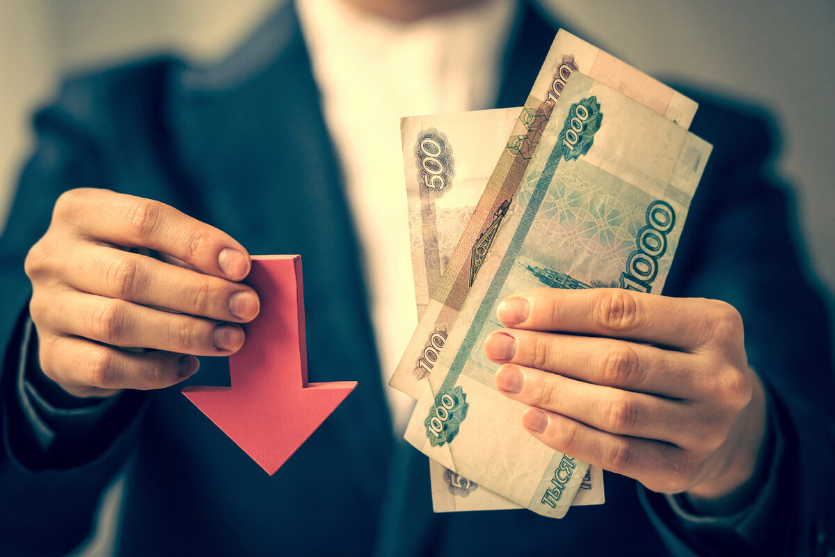 Девальвация рубля правительством.