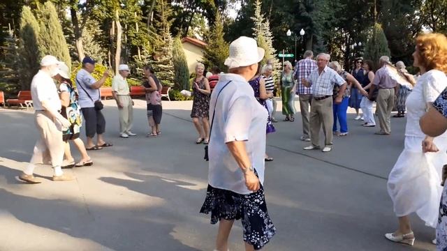 Гоп-гоп!??/Весёлые танцы в парке Горького Харьков август 2021 смотреть онлайн