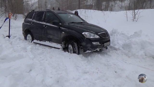 Нива, Шеви Нива, Suzuki Vitara по глубокому снегу. Часть 2. Или Тест шин на ледяной горке.