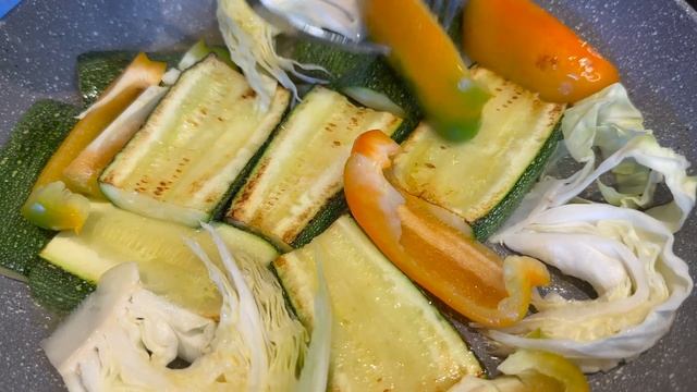 Готовлю ОВОЩИ (цукини, сладкий перец, капуста, зелень) на скорую руку, отличный перекус.Всё просто смотреть онлайн