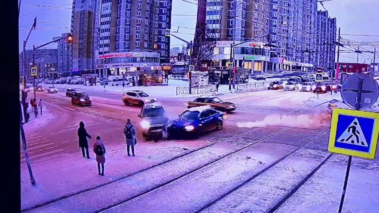 Нетрезвая девушка на Chevrolet спровоцировала ДТП на перекрестке в Екатеринбурге смотреть онлайн