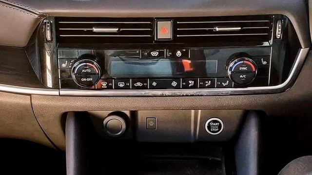 Nissan Qashqai Sunroof, 360 bird view camera, ADAS, 10" touch screen Features смотреть онлайн