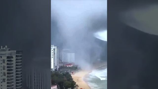 Торнадо в Шантоу. Южный Китай, провинция Гуандун. смотреть онлайн