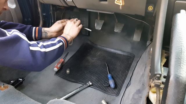 Что под ковролином / Разбираем салон Mitsubishi Galant 8 / Подготовка к сварке / 2020 смотреть онлайн