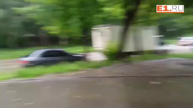 В Екатеринбурге дороги превратились в реки смотреть онлайн