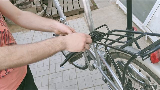 Мальчик в розовой маечке ворует у девочки велосипед / Как перерезать трос за секунду и потерять всё смотреть онлайн