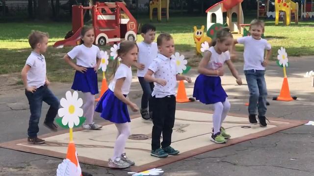 Танец «Мы маленькие звёзды» в детском саду. Старшая группа смотреть онлайн